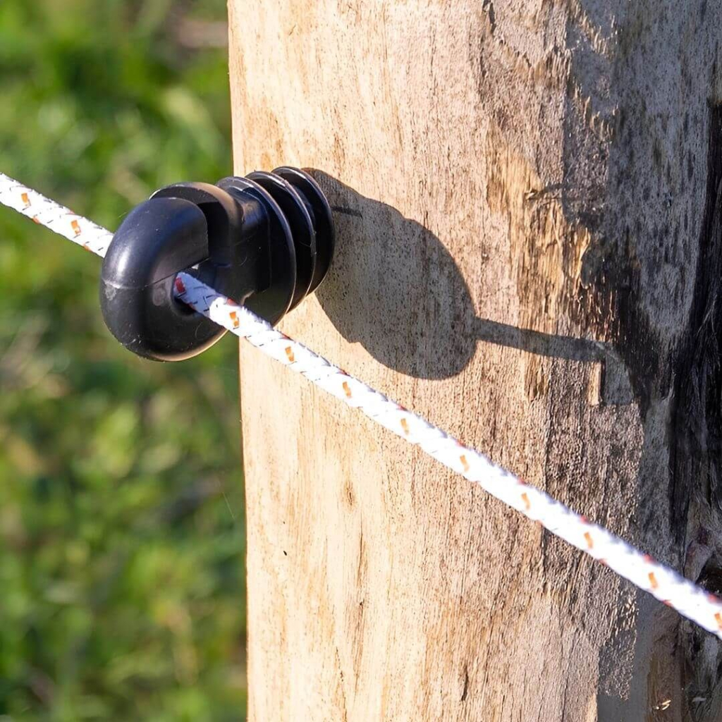 Izolátor plast kruhový - balení 25 kusů